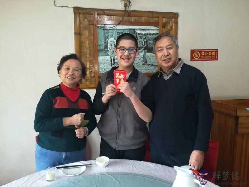 外婆過生日發多少紅包合適：外婆過八十大壽拜壽我應該給多少紅包