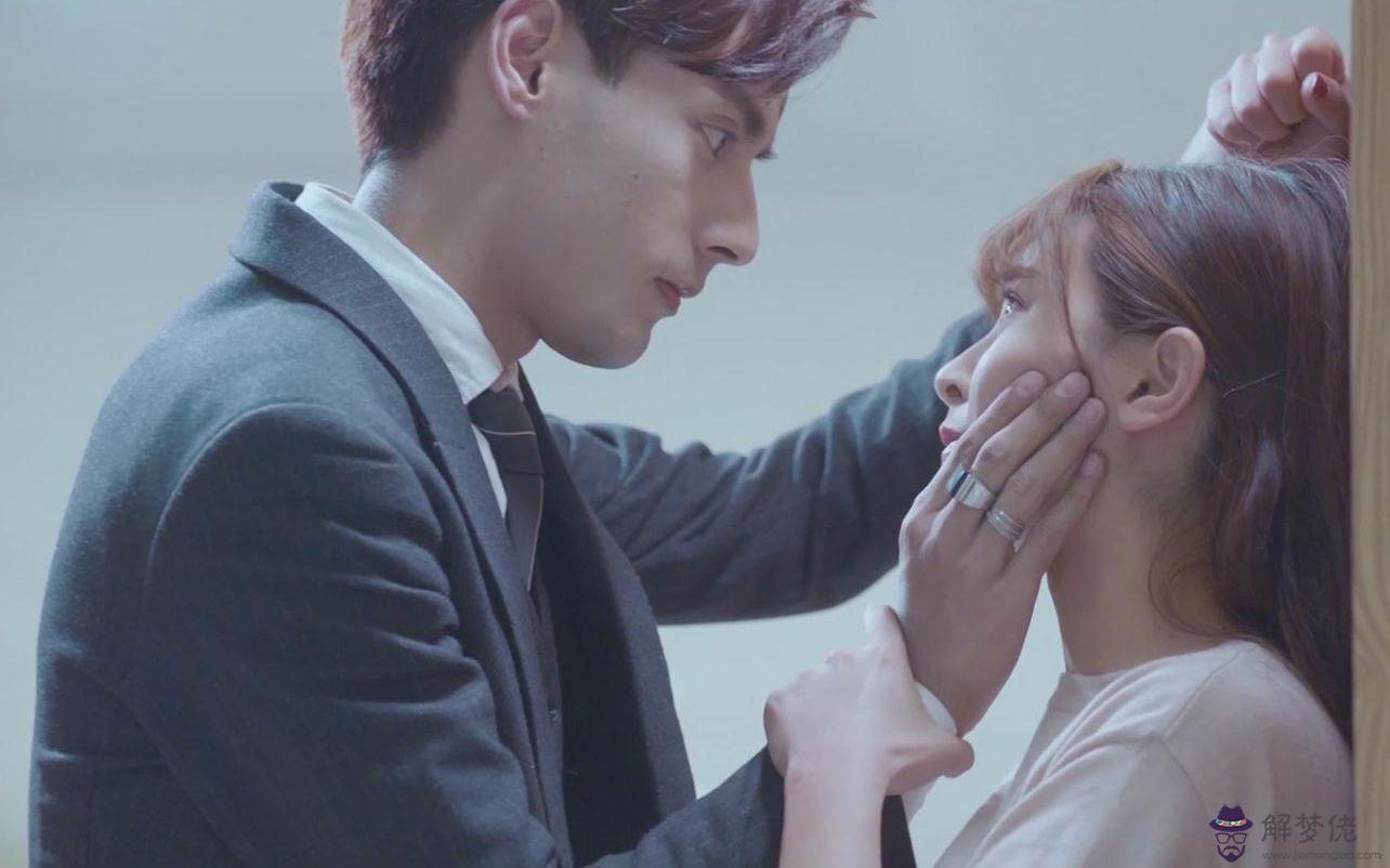 有一本男主角有預知未來能力，但是對女主角預知不了，他知道女主角就是他的命定之人，而且只能通過與
