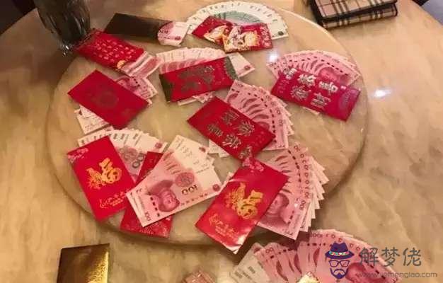 男的，普通朋友的那種，過生日送什麼好呢？還是直接發個紅包給他呢？發多少比較合適？