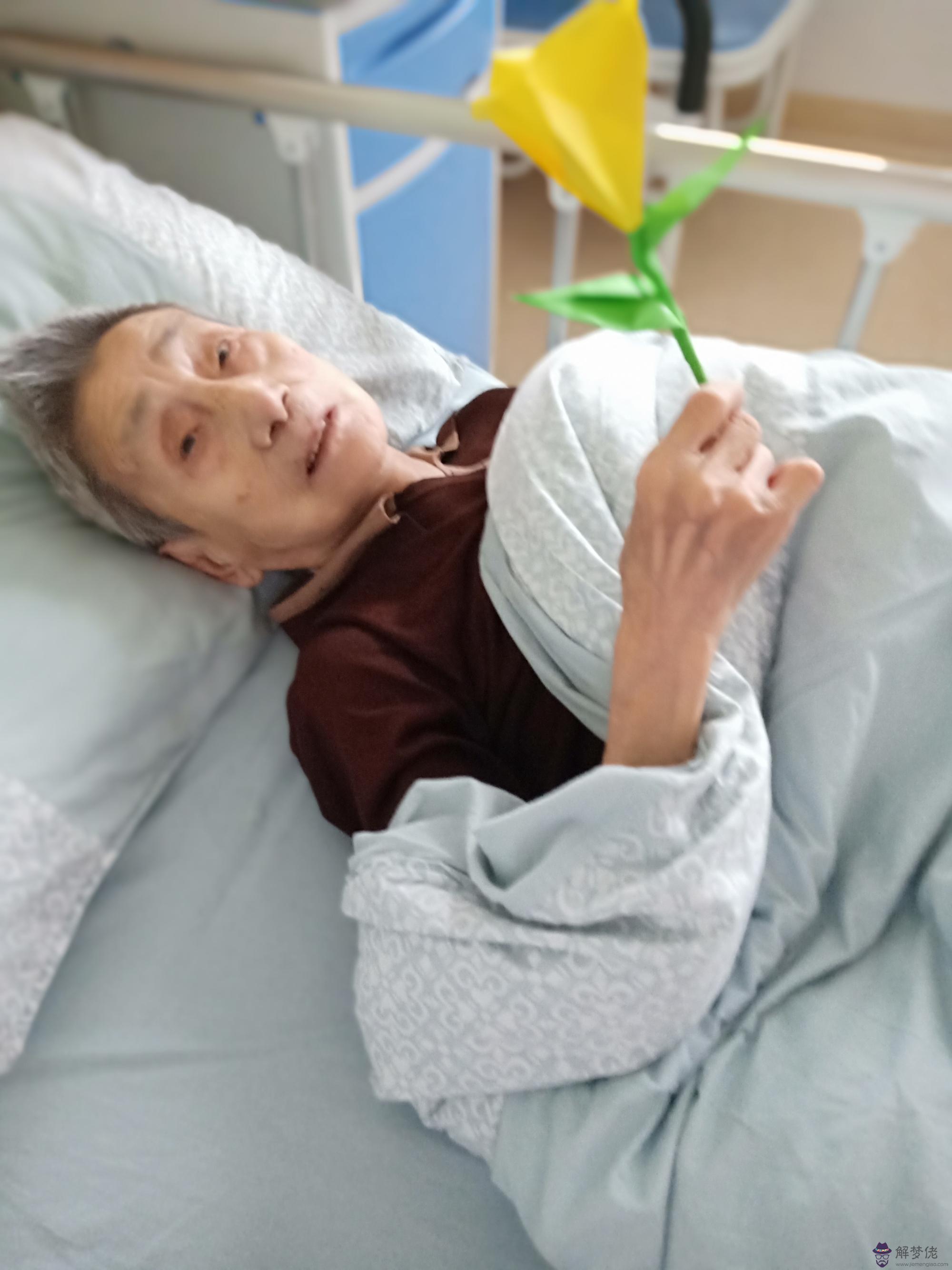 臥床老人眼睛渾濁是臨終嗎：久病臥床的老人去世前有哪些征兆