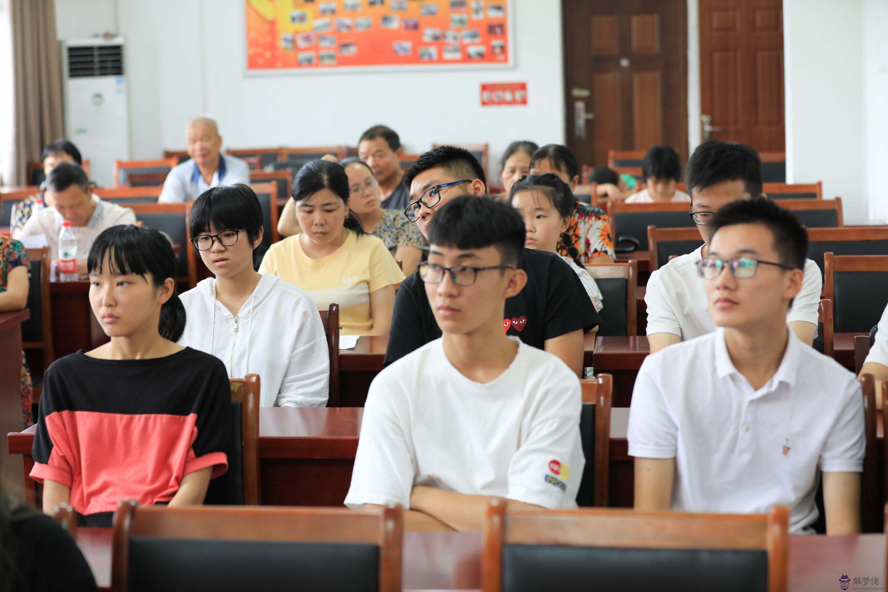 18歲成年禮發多少紅包比較好：一個男孩滿18歲發紅包給他要發多少好呢