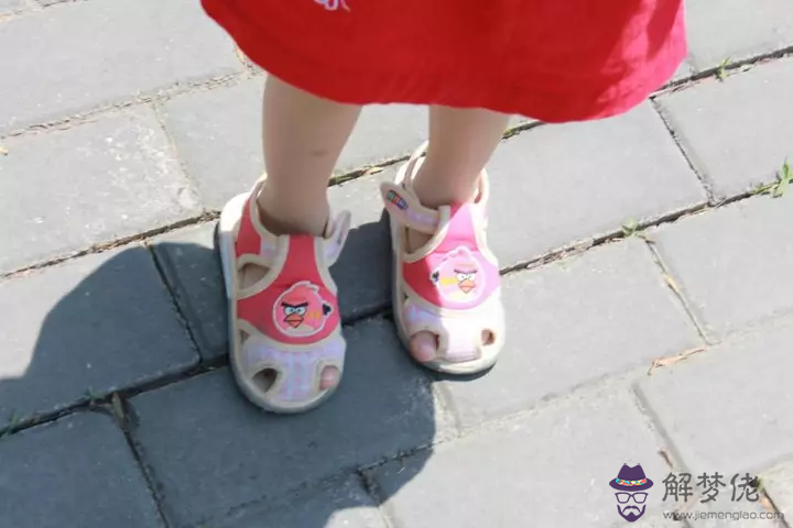女人外八字走路的風水