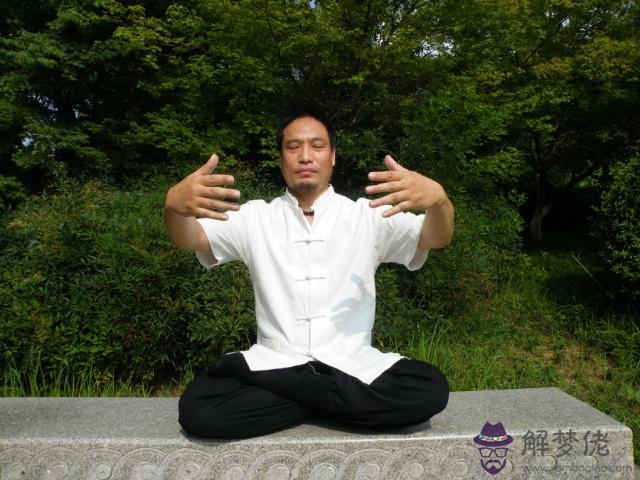 八字喜金戴什麼