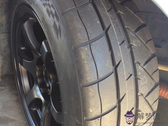 轎車后輪胎八字型
