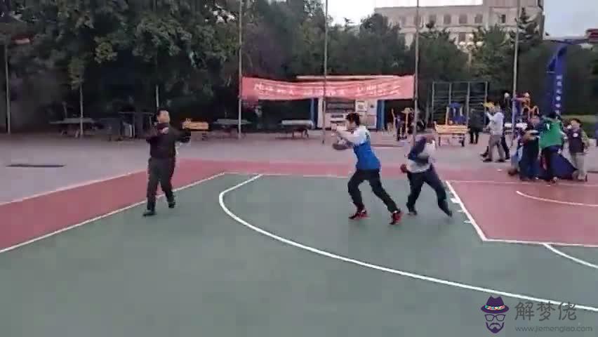三人行進間八字傳球：籃球三人八字傳球的圖怎麼畫