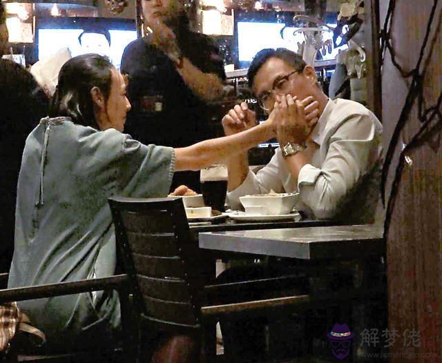 李嘉誠的生辰八字：李明居分析李嘉誠八字