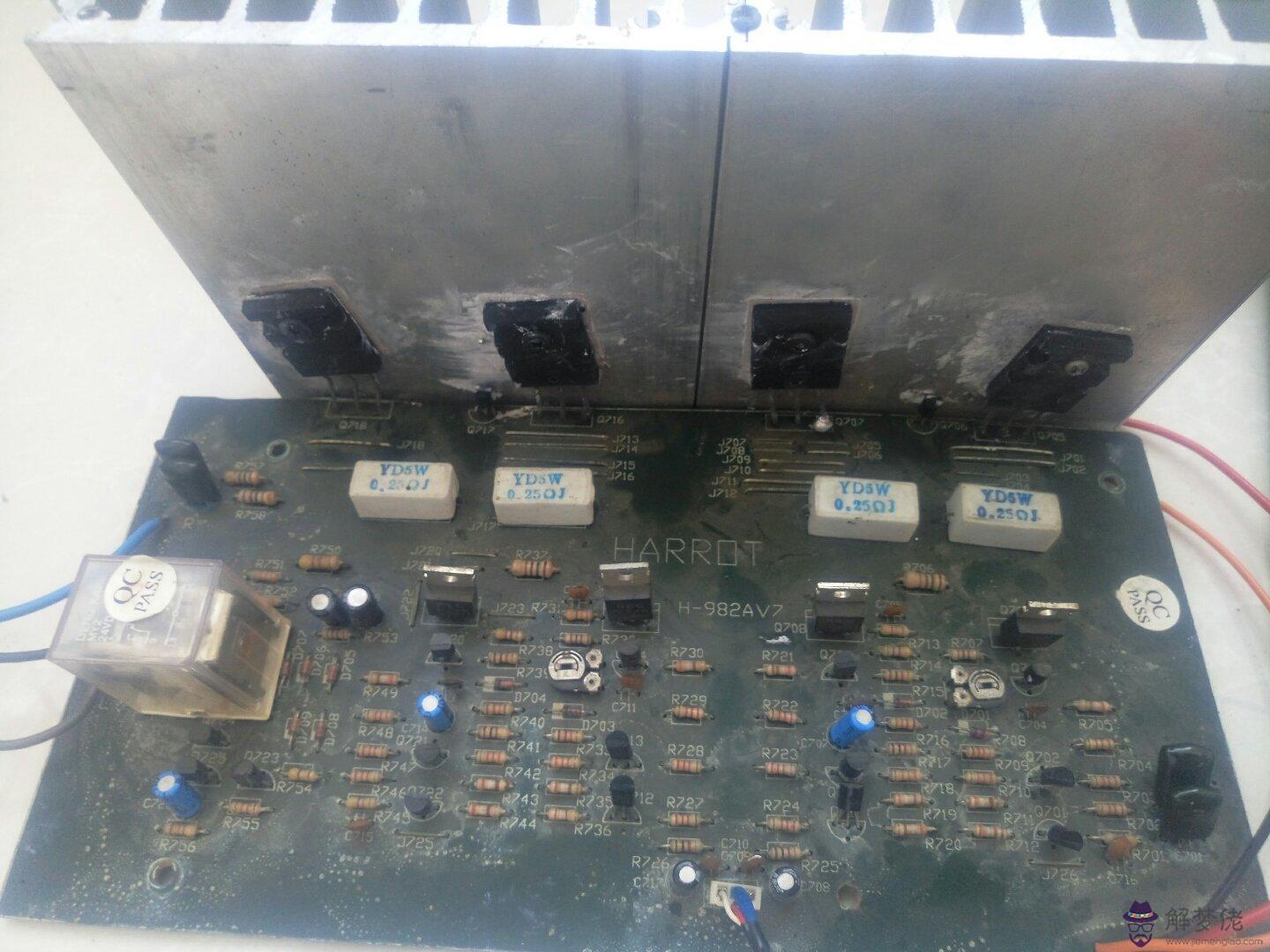 我用數字萬用表測功放管A1695C4699，二極管檔，紅筆接A1695的基極，黑筆接兩端，顯示一端是531歐， 另一端