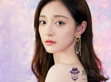 女人鼻子上有橫紋面相