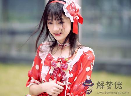 女命帶紅艷桃花長相