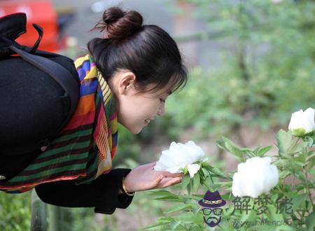 耳朵一高一低命運如何