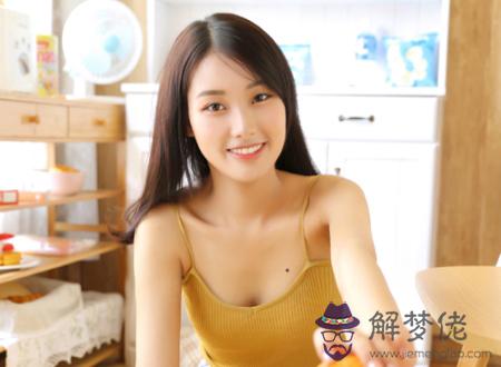 女人胸前有痣代表什麼