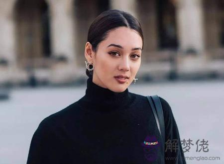 女人嘴左下方有痣代表什麼