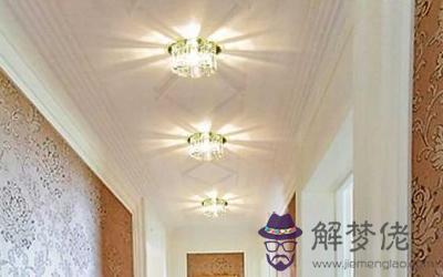 臥室里擺放床頭燈會曾旺桃花運嗎?(圖文)