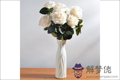 家里的餐桌上可以擺放著白玫瑰嗎(圖文)