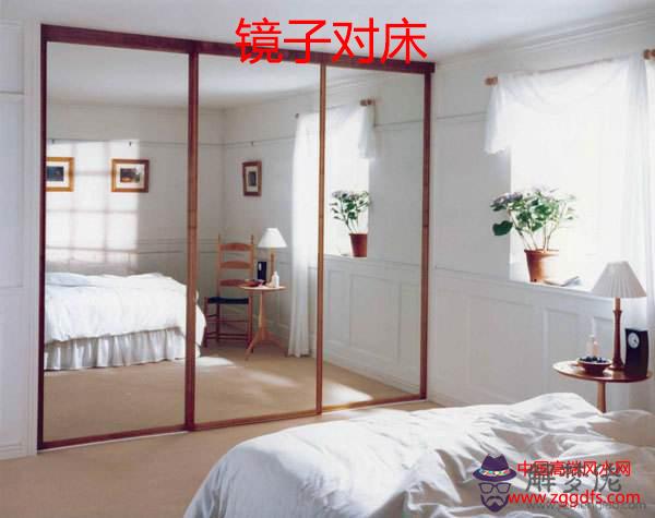 鏡子對著床好嗎:室內風水床與鏡子(圖文)