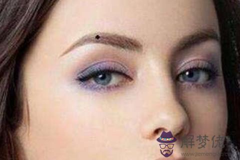 女人左眉毛上長有痣命運好不好 ？