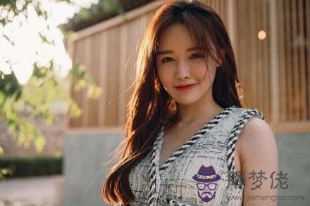 懸針紋女人面相的壽命長嗎？印堂如何算命？(圖文)