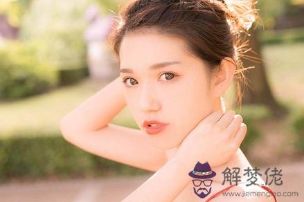 女人脖子右邊長痣面相代表什麼？脖子長痣好不好？(圖文)