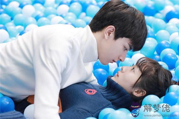 異地夫妻多久見一次面正常 夫妻異地一年不見面正常嗎 異地夫妻多久見一次面正常 夫妻異地一年不見面正常嗎