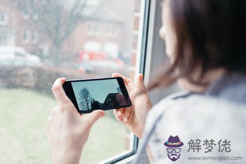 因為啥你會忍不住去翻看TA的手機？