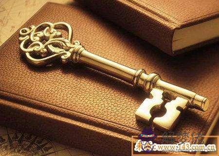 八字缺金戴何首飾