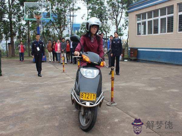 練車說要練八字是什麼意思