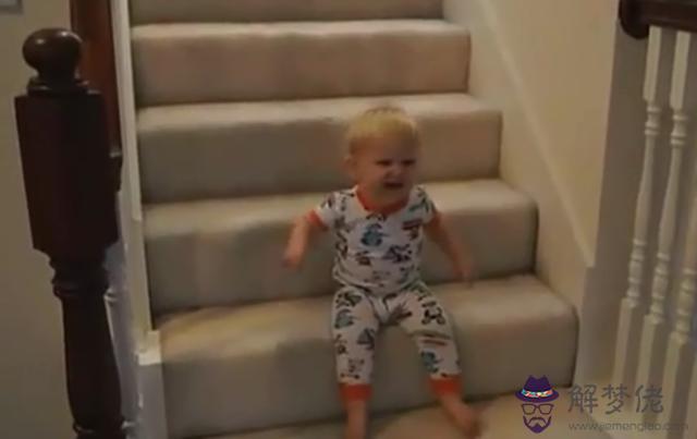 小朋友下樓梯內八字