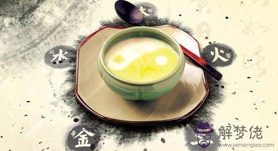 八字排盤紅色字體是什麼意思