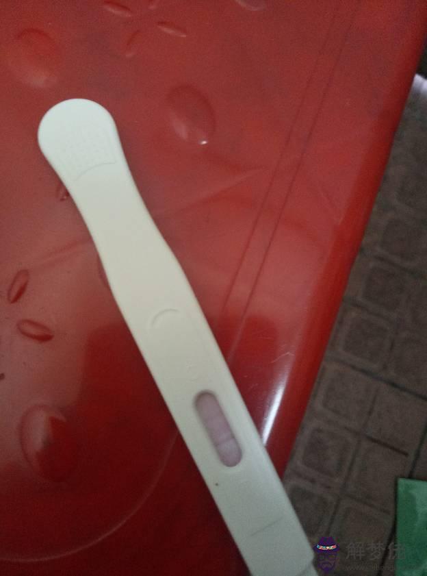 5、驗孕棒出現一杠紅色:驗孕棒上有一條紅色和一條白色的怎麼回事