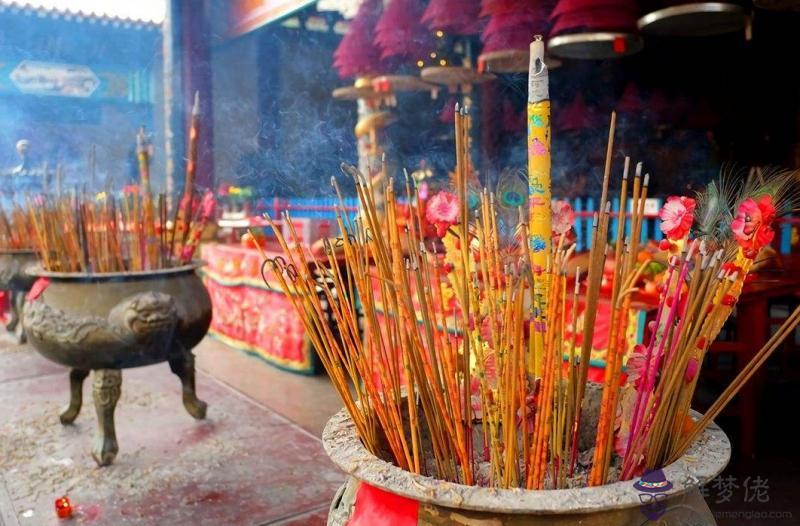 2、燒香中間幾根發黑是什麼原因:燒香中間香灰是黑色，是什麼意思？