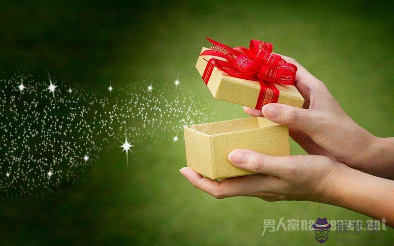 我老爸今年過58歲生日，不知送他老人家什麼禮物好，請大家給我個建議，急 急！！！