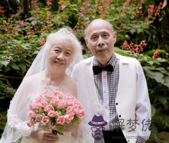 哪個人可以告訴我結婚1--50周年的名稱都是什麼婚啊？？