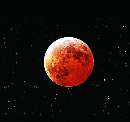 東南方向有一顆特別亮的星星，夏天正南方向最亮的星星