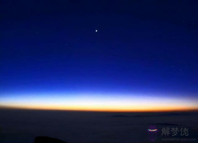 東南方向有一顆特別亮的星星，夏天正南方向最亮的星星