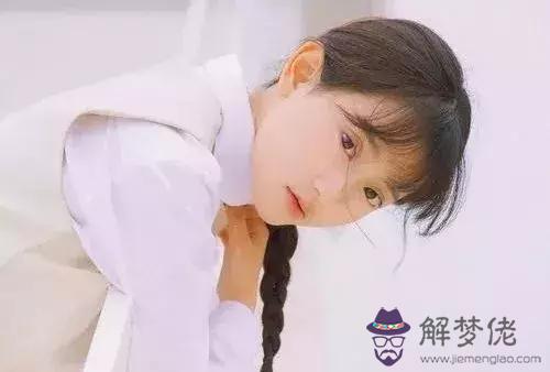 左右逢源含情脈脈的屬相