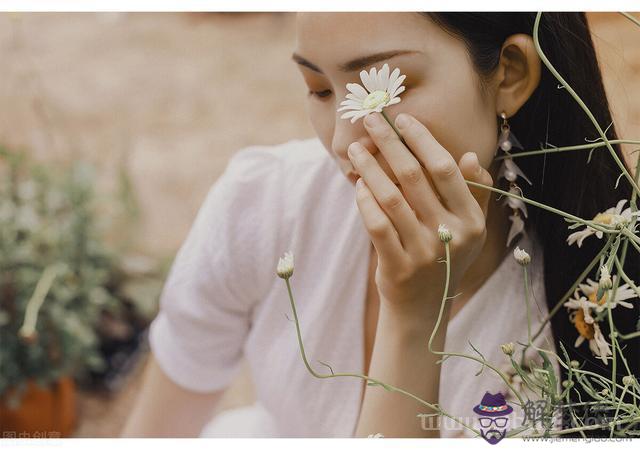 水瓶座有魅力而不自知，水瓶女莫名的吸引力