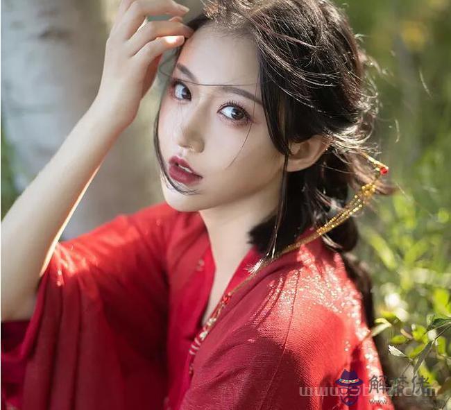 天蝎男對有好感的女生，天蝎男暗戀的典型表現
