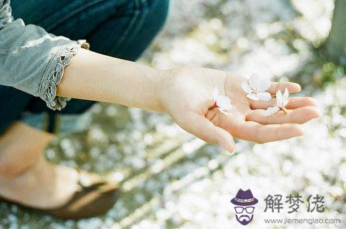 獅子一路疼一路愛著牛