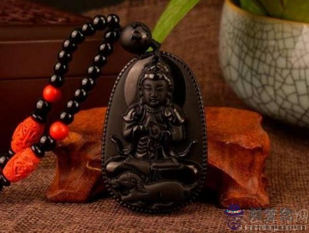 屬羊的本命年需要穿戴什麼 屬羊的本命年易穿紅戴紅