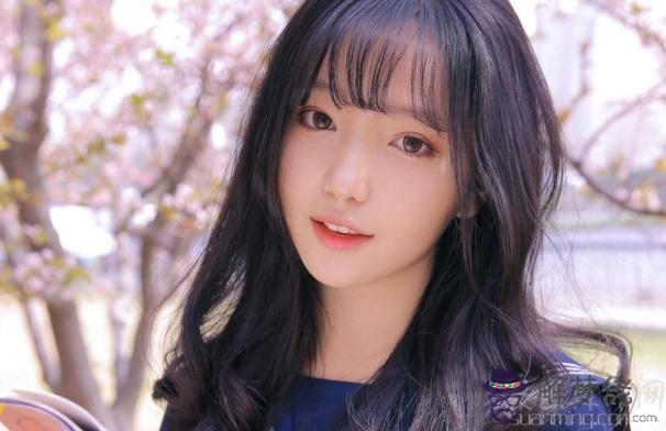 屬羊女生本命年送什麼 陶瓷花瓶可以提高屬羊女的健康運