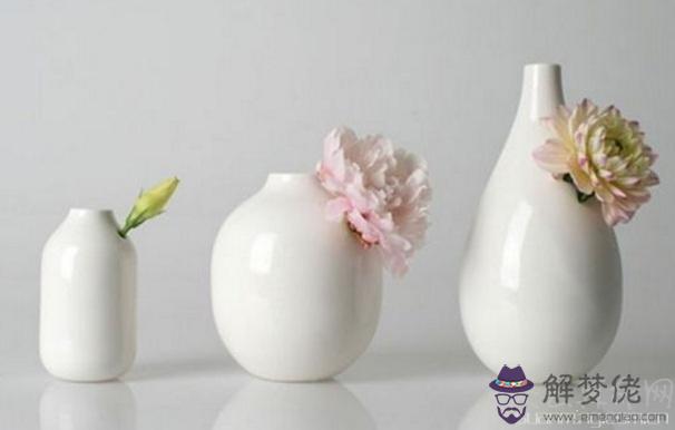 屬羊女生本命年送什麼 陶瓷花瓶可以提高屬羊女的健康運