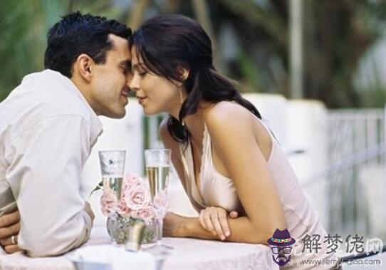 屬蛇男生變心前的征兆,不再對你挑三揀四