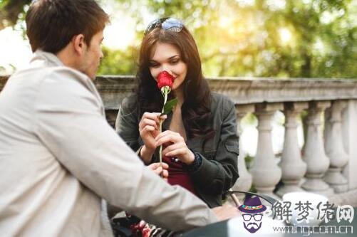 屬龍男生變心前的行為征兆,蛇男對你過分熱情,意味要分手