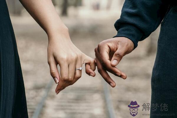 屬牛男和屬蛇女的婚配合不合 天造地設的一對 