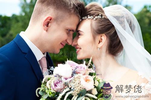 結婚一個月晚上為什麼不能出來:新婚一個月晚上不能分開睡是什麼含義