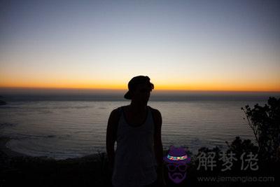 壁上土適合什麽顏色 壁上土命適合的顏色 第1张