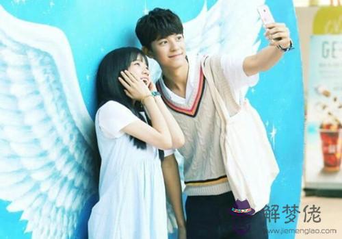 兜兜轉轉會在一起的星座配對，射手座愛得最深的星座