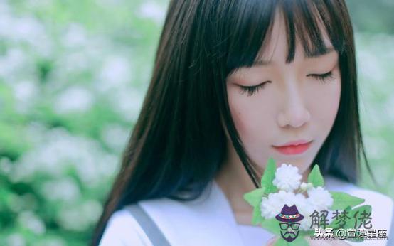 清秀氣質的星座女，穿著優雅的星座女