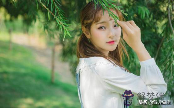 清秀氣質的星座女，穿著優雅的星座女