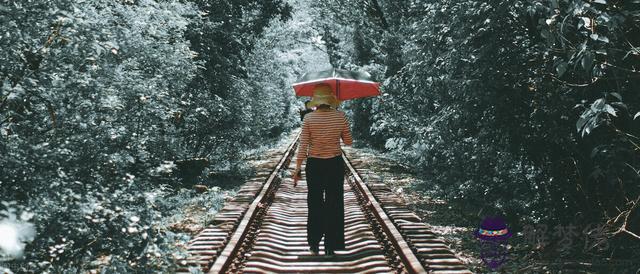 男人主動找你聊天是因為什麼，主動找你聊天的男人